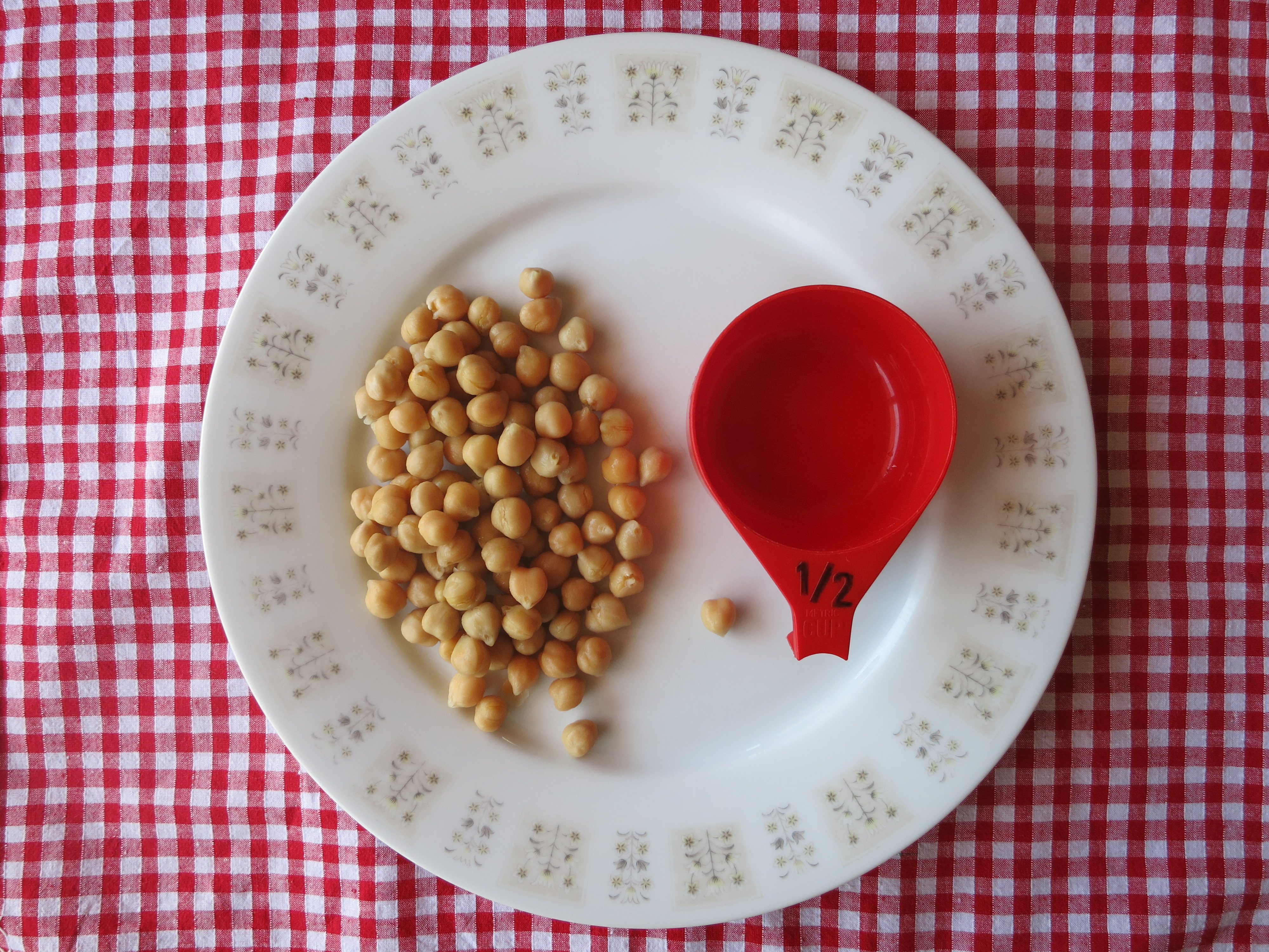 https://upload.wikimedia.org/wikipedia/commons/b/be/Chickpea_half_cup.JPG