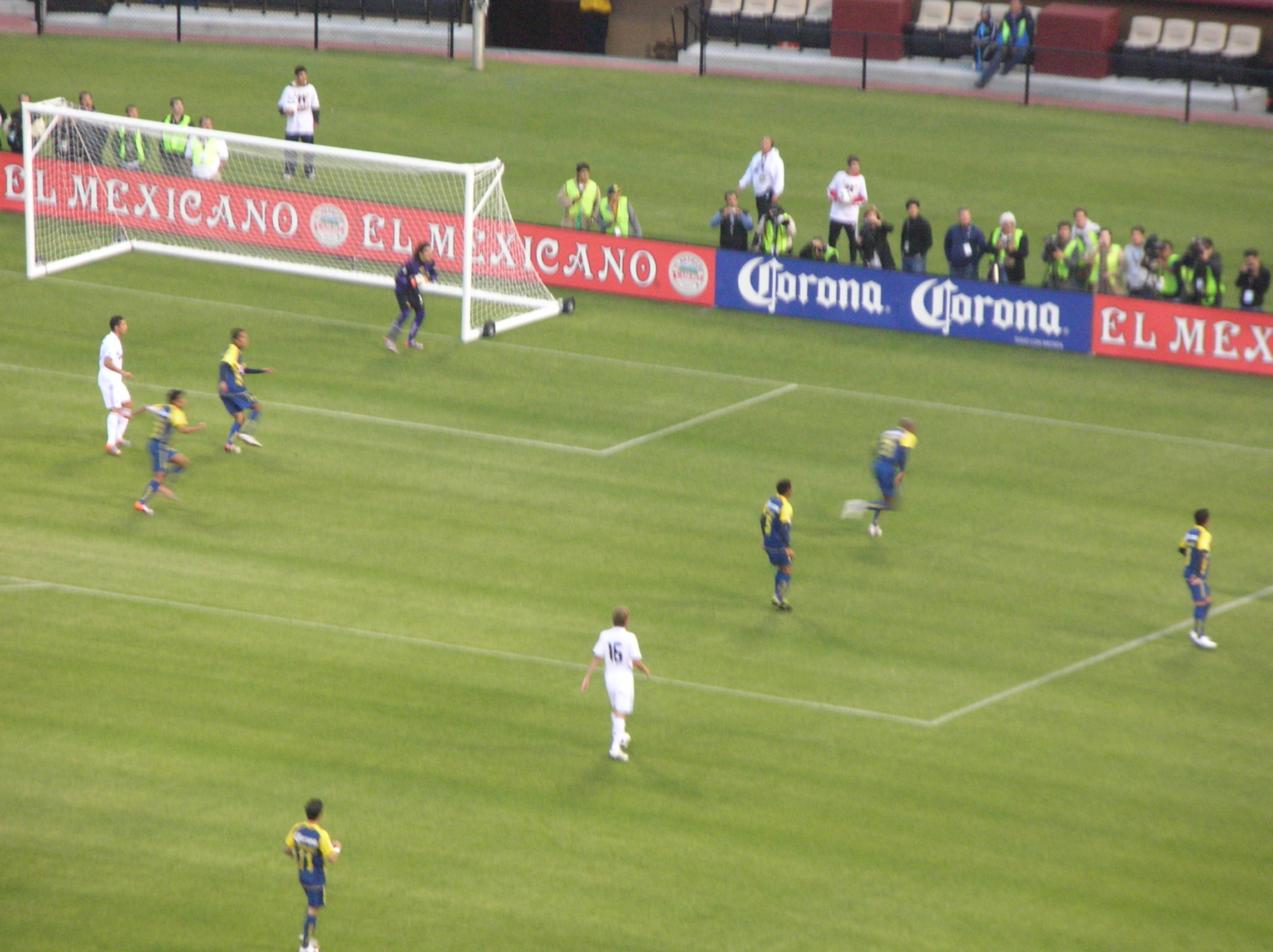 File:Club América & Real Madrid friendly match about to start 2010-08-04  1.JPG - Wikimedia Commons