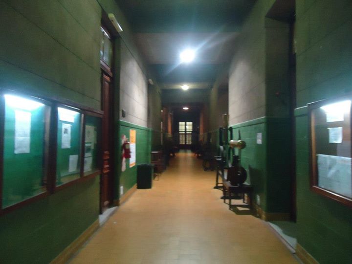 File:Colegio Nacional de Buenos Aires - Laboratorio de física, claustro a la salida (1).jpg