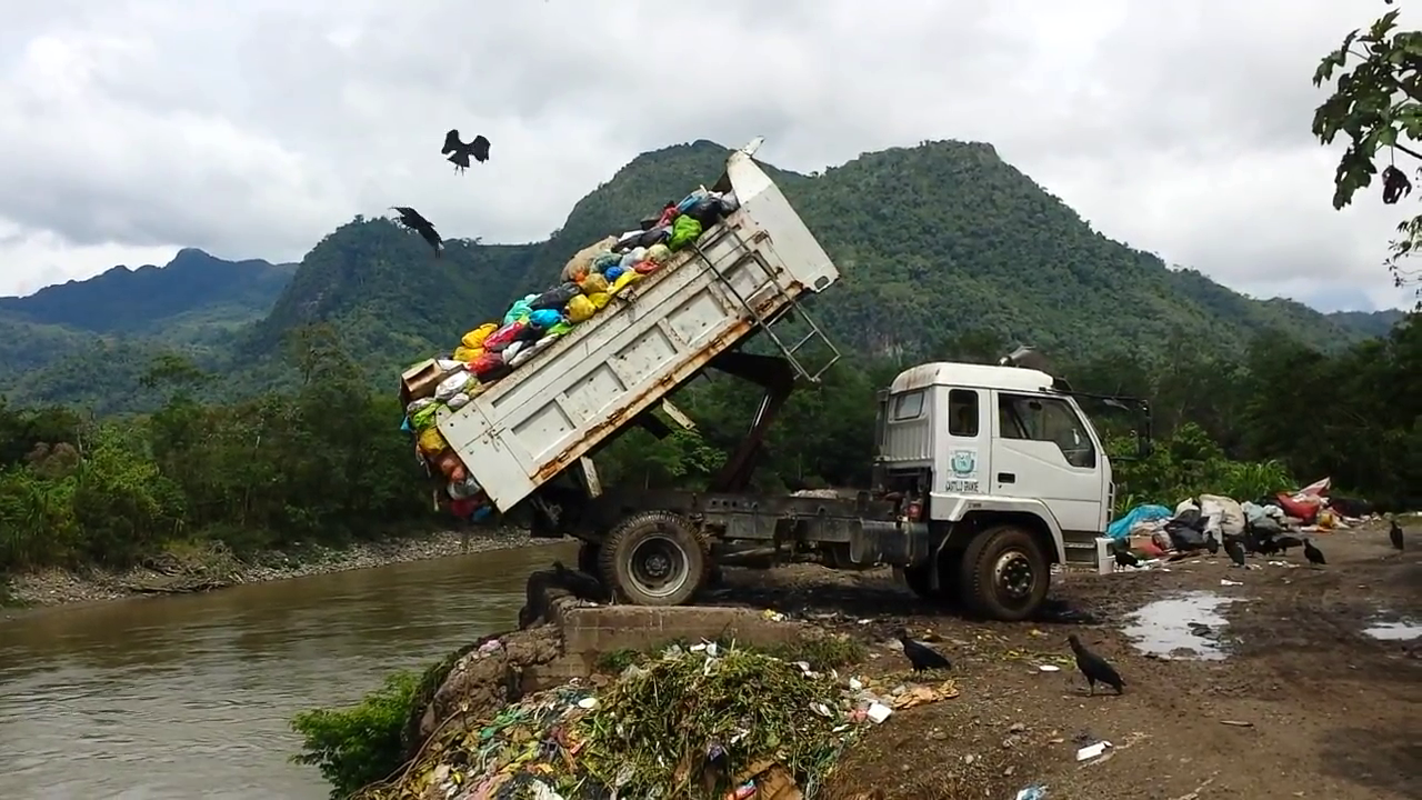 garbage truck dumping