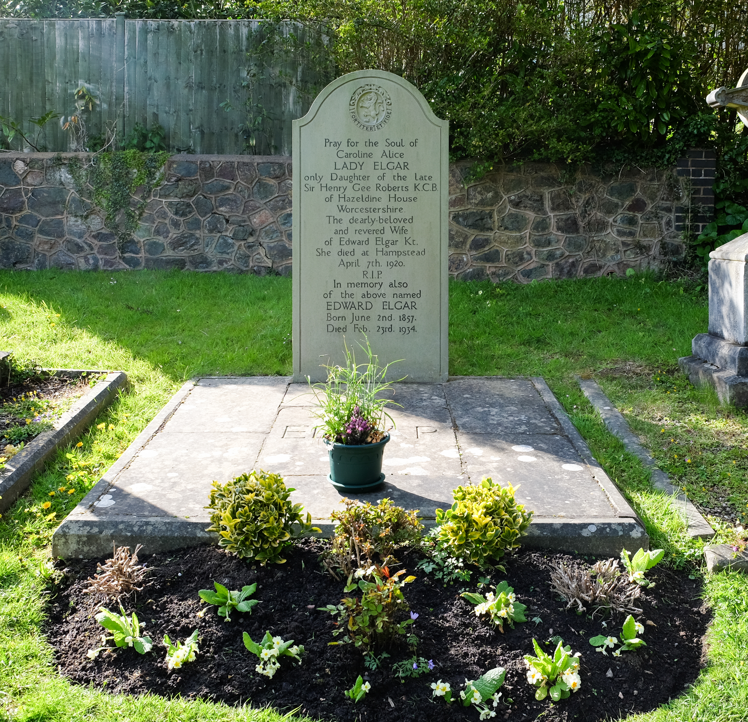 File:Elgar's grave, Little Malvern.jpg - Wikipedia