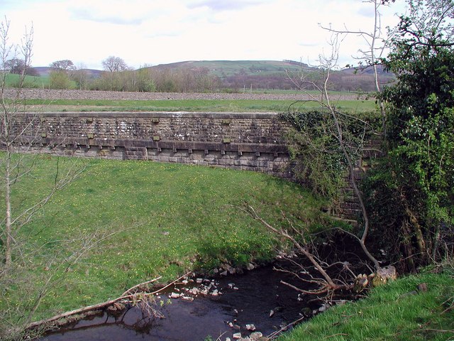 File:Hambleton Aqueduct - geograph.org.uk - 421511.jpg