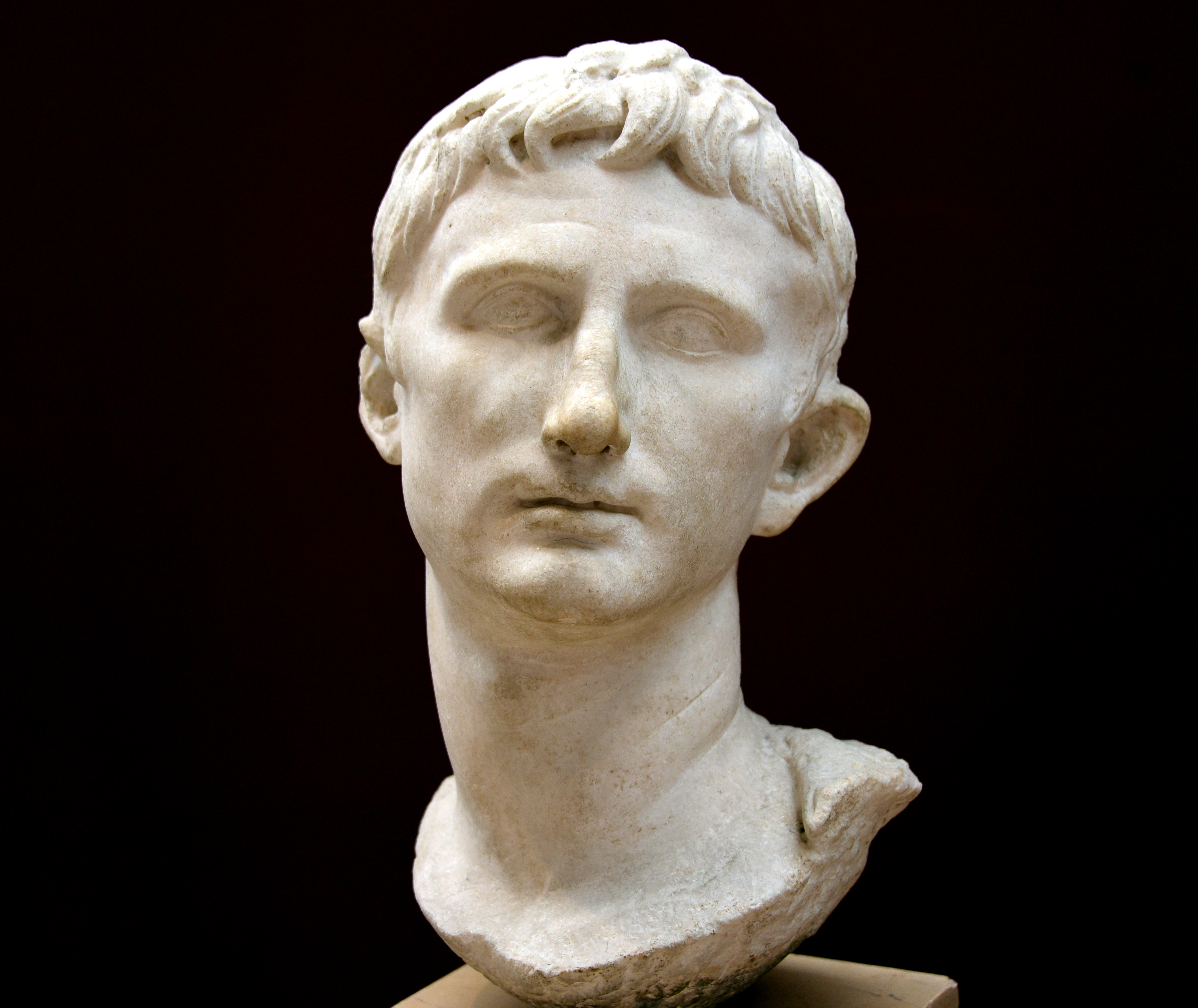 statue of augustus head