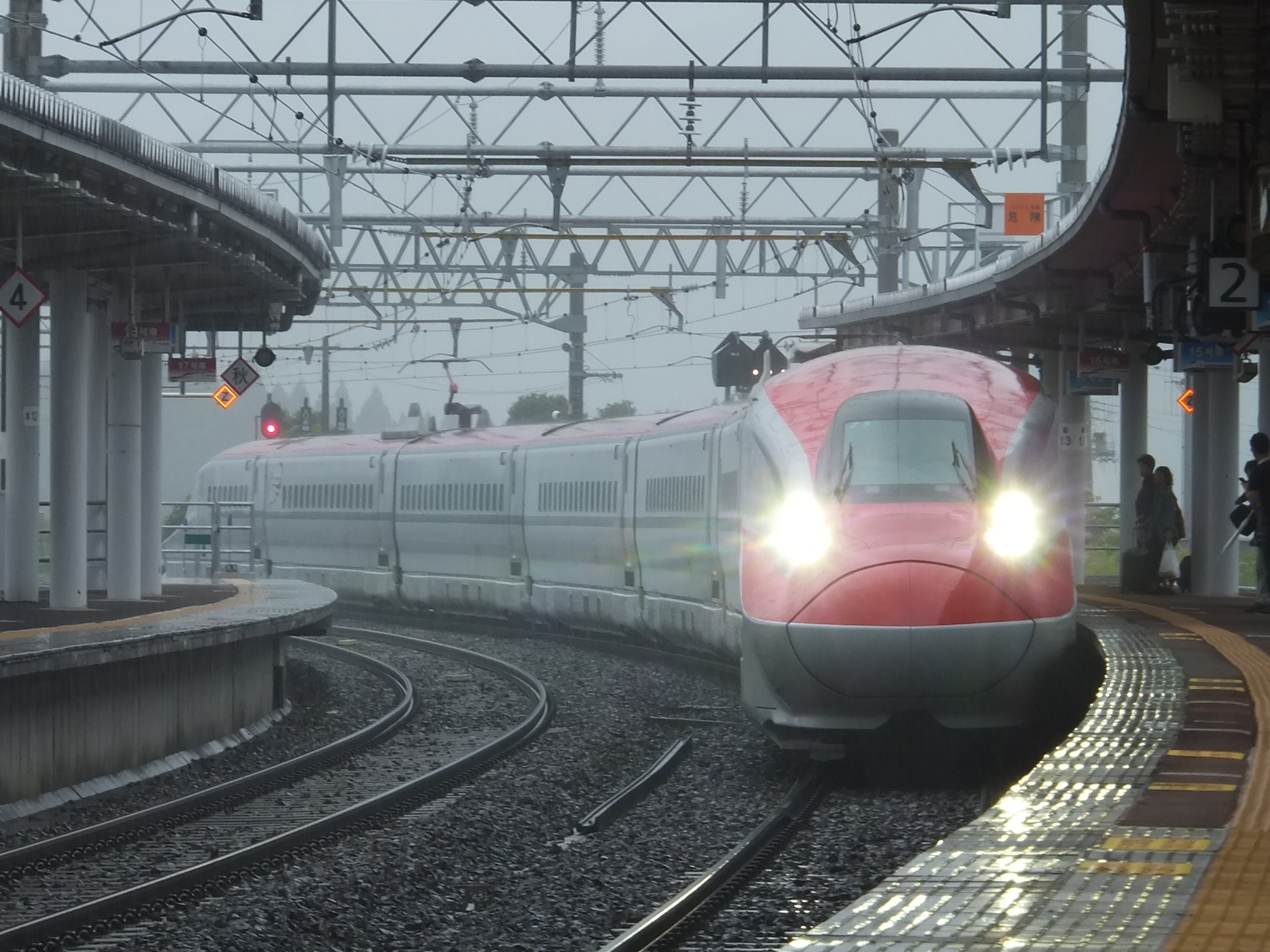 JR East E6 series Z5 in Tazawako 20130829-2.jpg