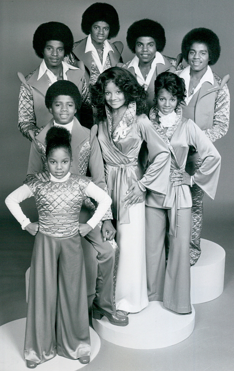 Desde la izquierda, fila de atrás: Jackie Jackson, Michael Jackson, Tito Jackson, Marlon Jackson. Fila del medio: Randy Jackson, La Toya Jackson, Rebbie Jackson. Primera fila: Janet Jackson (1977).