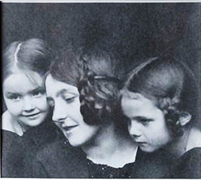 Käthe Kruse con sus hijas Mimerle y Fifi.