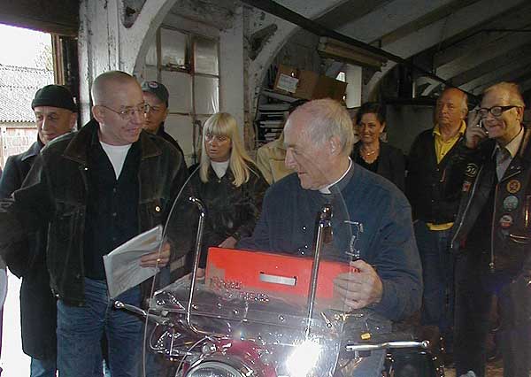 File:Len-Paterson-Graham-Hullet-at-Enfield-Motorcycles.jpg