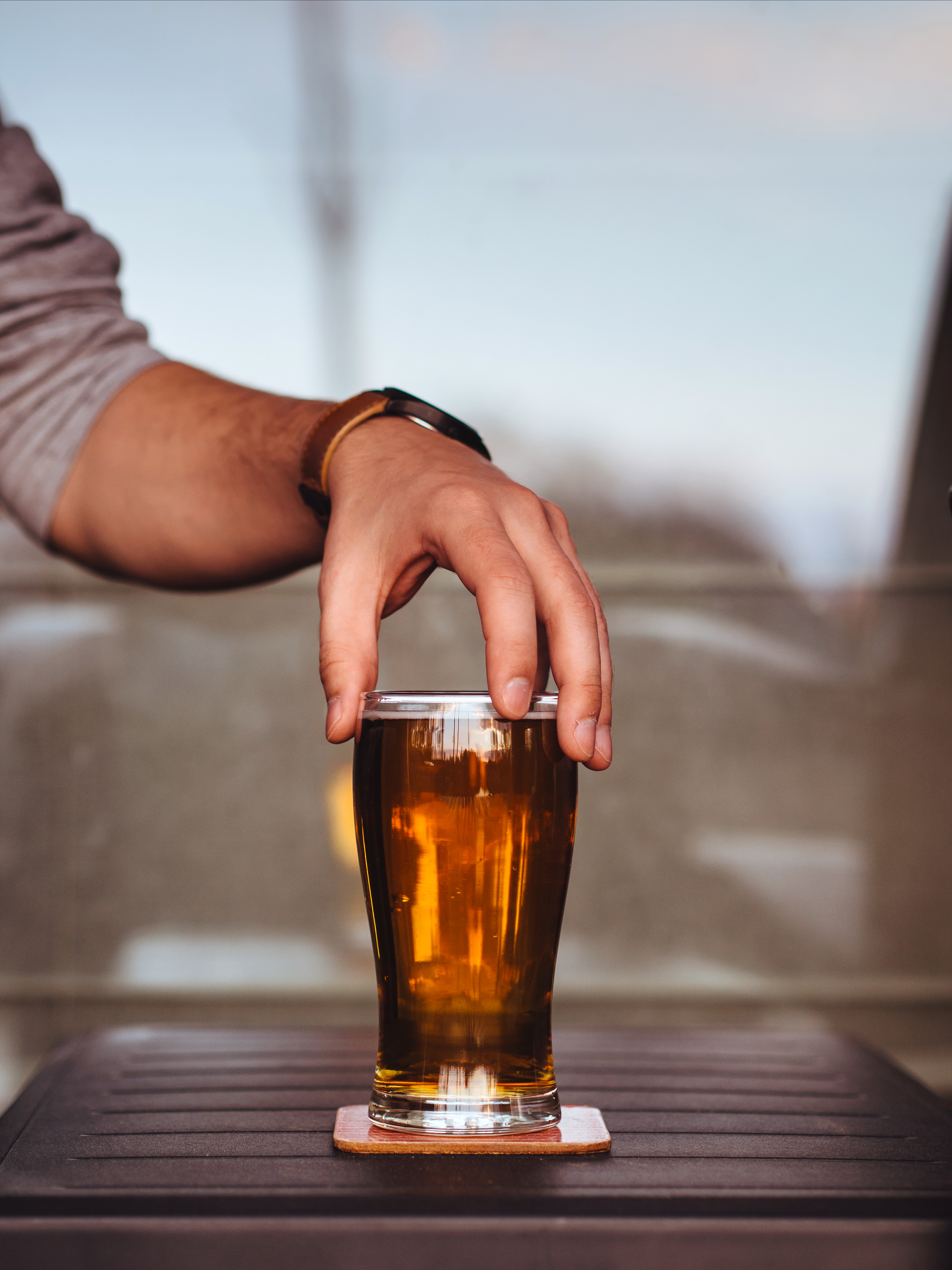 https://upload.wikimedia.org/wikipedia/commons/b/be/Man_holding_glass_of_beer_%28Unsplash%29.jpg