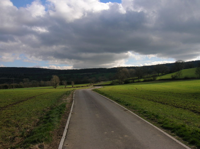 File:Narrow road to Roman villa - geograph.org.uk - 1081368.jpg