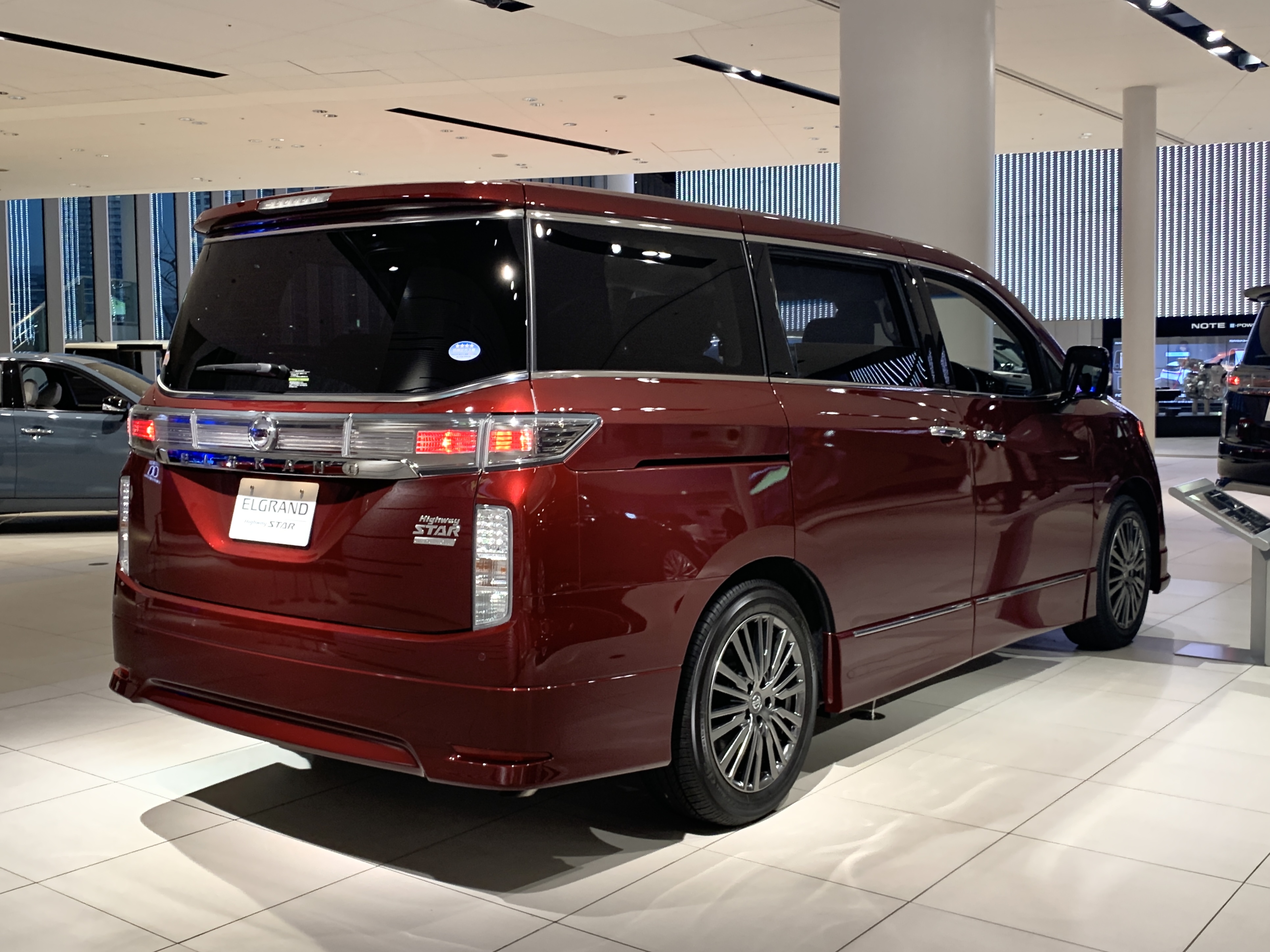 File:Nissan Elgrand E52, 250Highway STAR Premium Urban Chrome