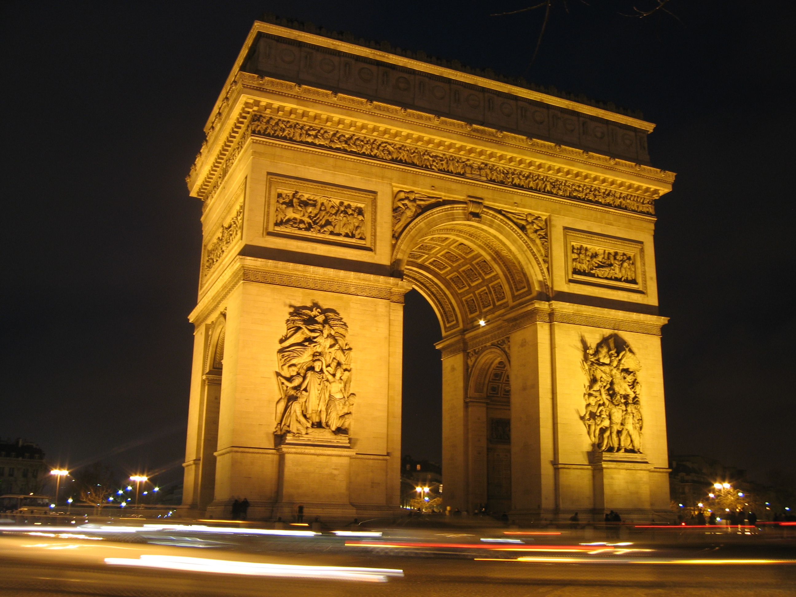 File:Paris arc de Triomphe place de l'Etoile la nuit.JPG - Wikimedia ...