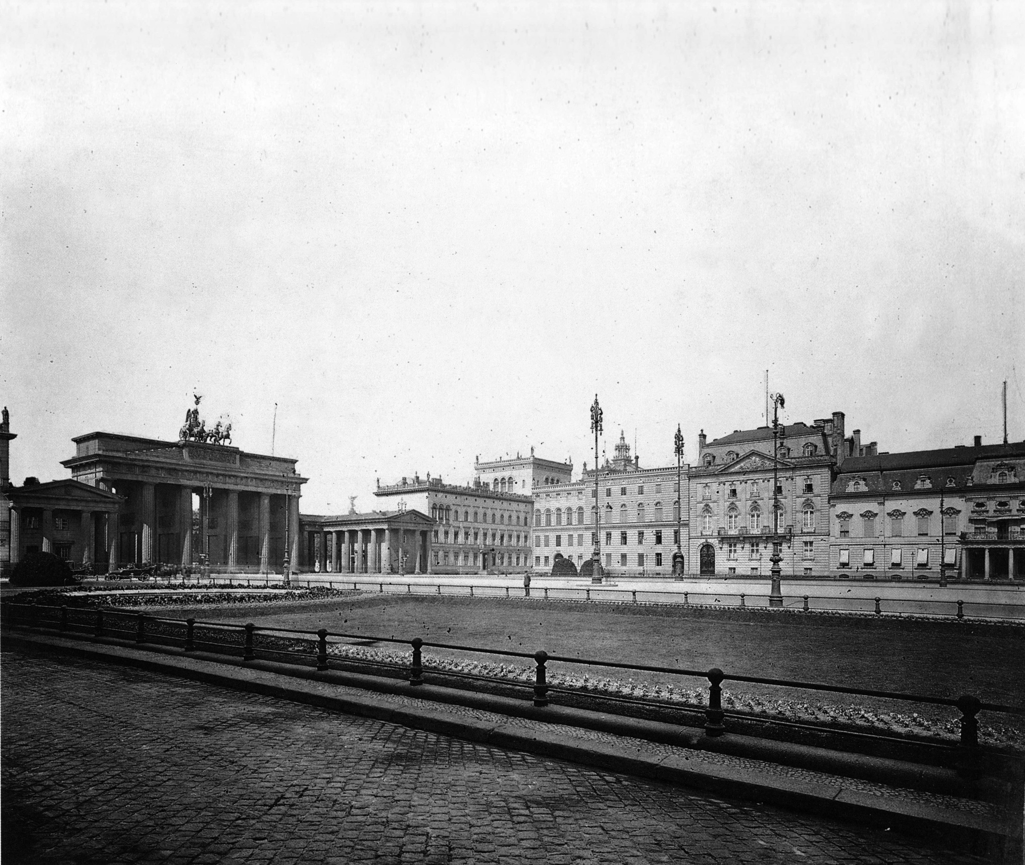 Pariser Platz, Berlin 1900 (1).jpg