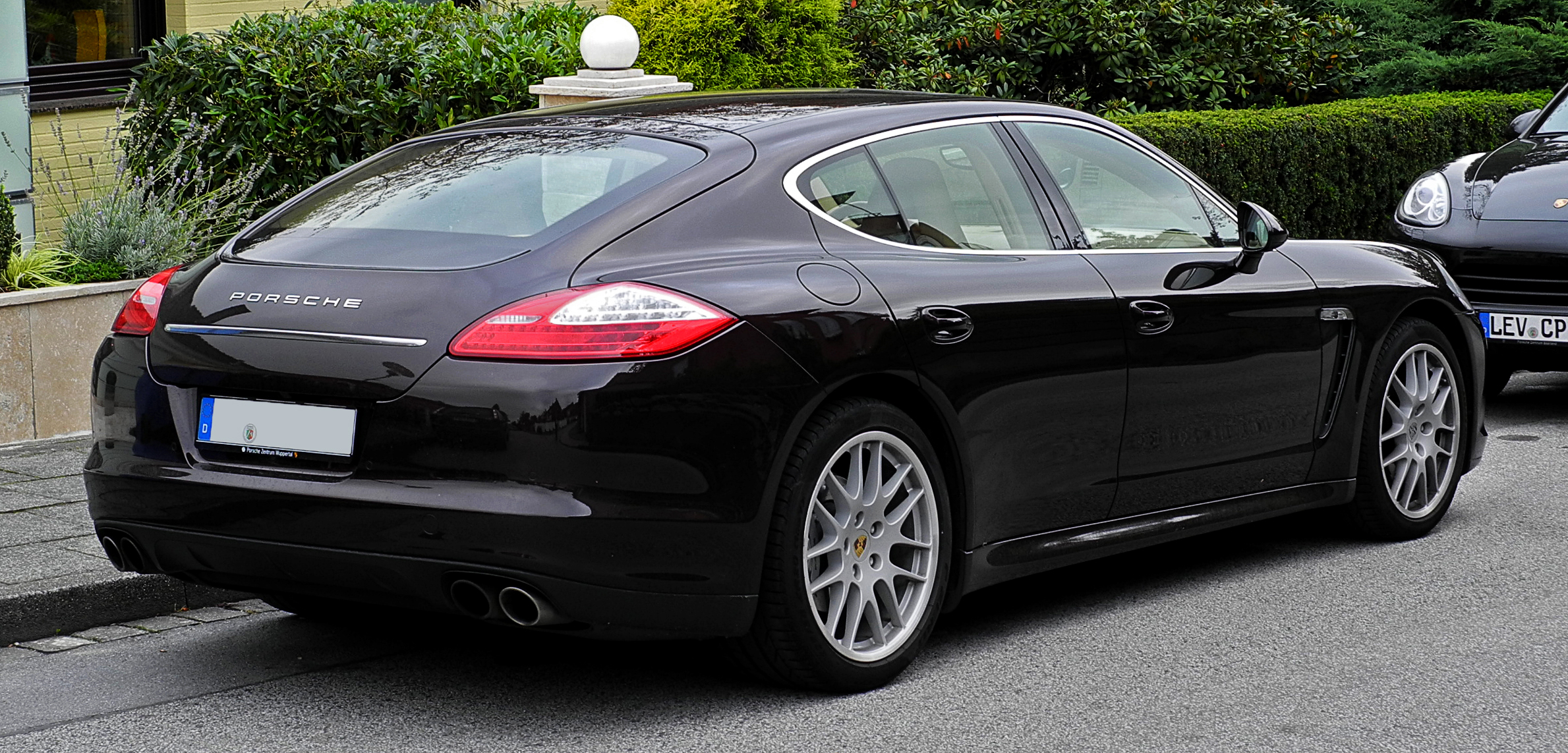 Porsche_Panamera_4S_%28970%29_%E2%80%93_Heckansicht,_20._September_2011,_W%C3%BClfrath.jpg