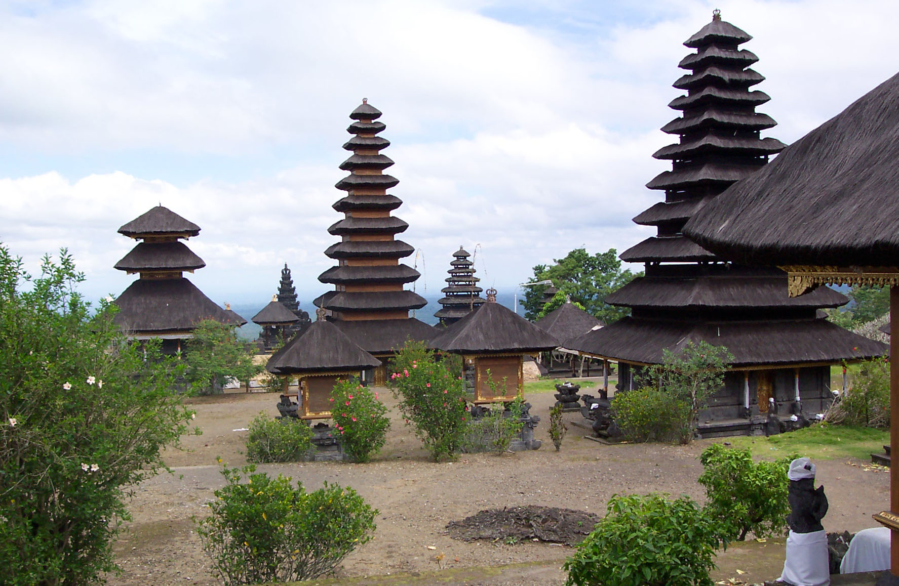 File:Pura Besakih.JPG - Wikimedia Commons