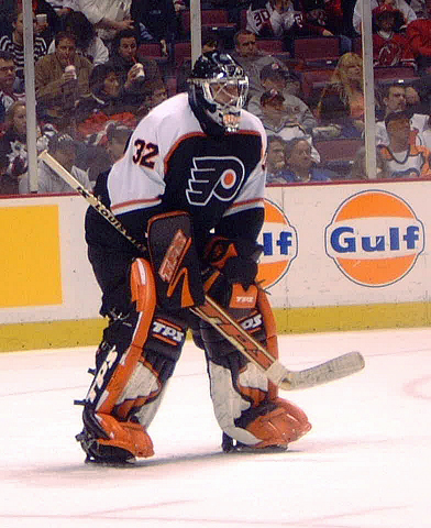 File:Roman-Cechmanek-during-Flyers-Devils-game-on-Mar-17-2003 (cropped).jpg