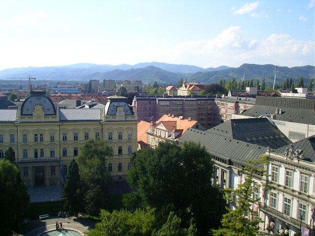 File:Slomsek square, Maribor.JPG