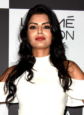 Sonali Raut at Lakme Fashion Week 2017, Day 5 (11) (cropped).jpg