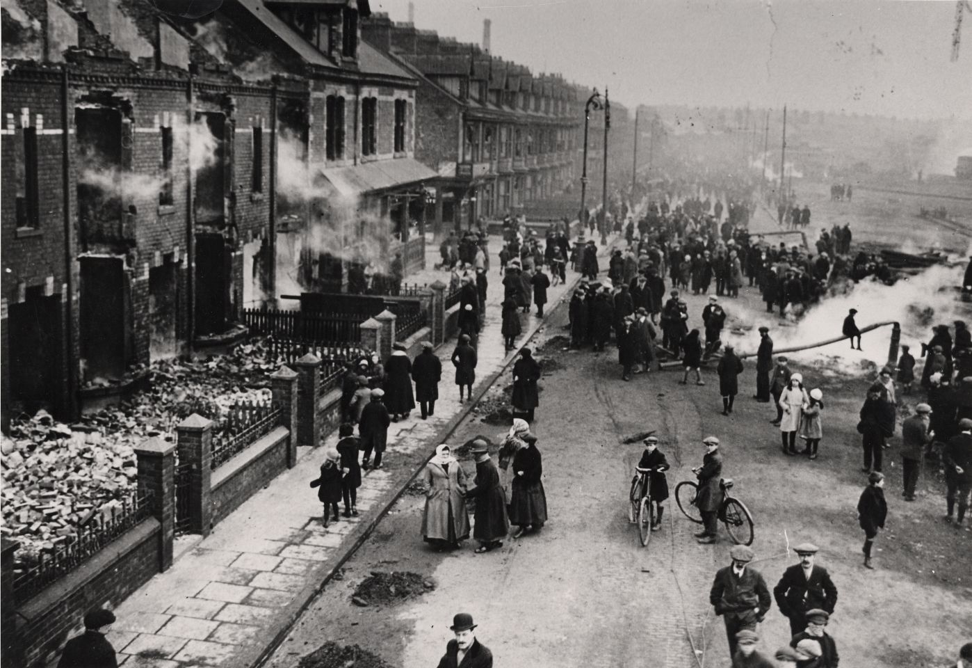 1922 англия. Old Yard.