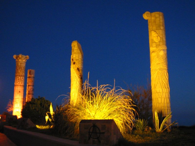 File:Torrevieja-MonumentoMediterraneo.jpg