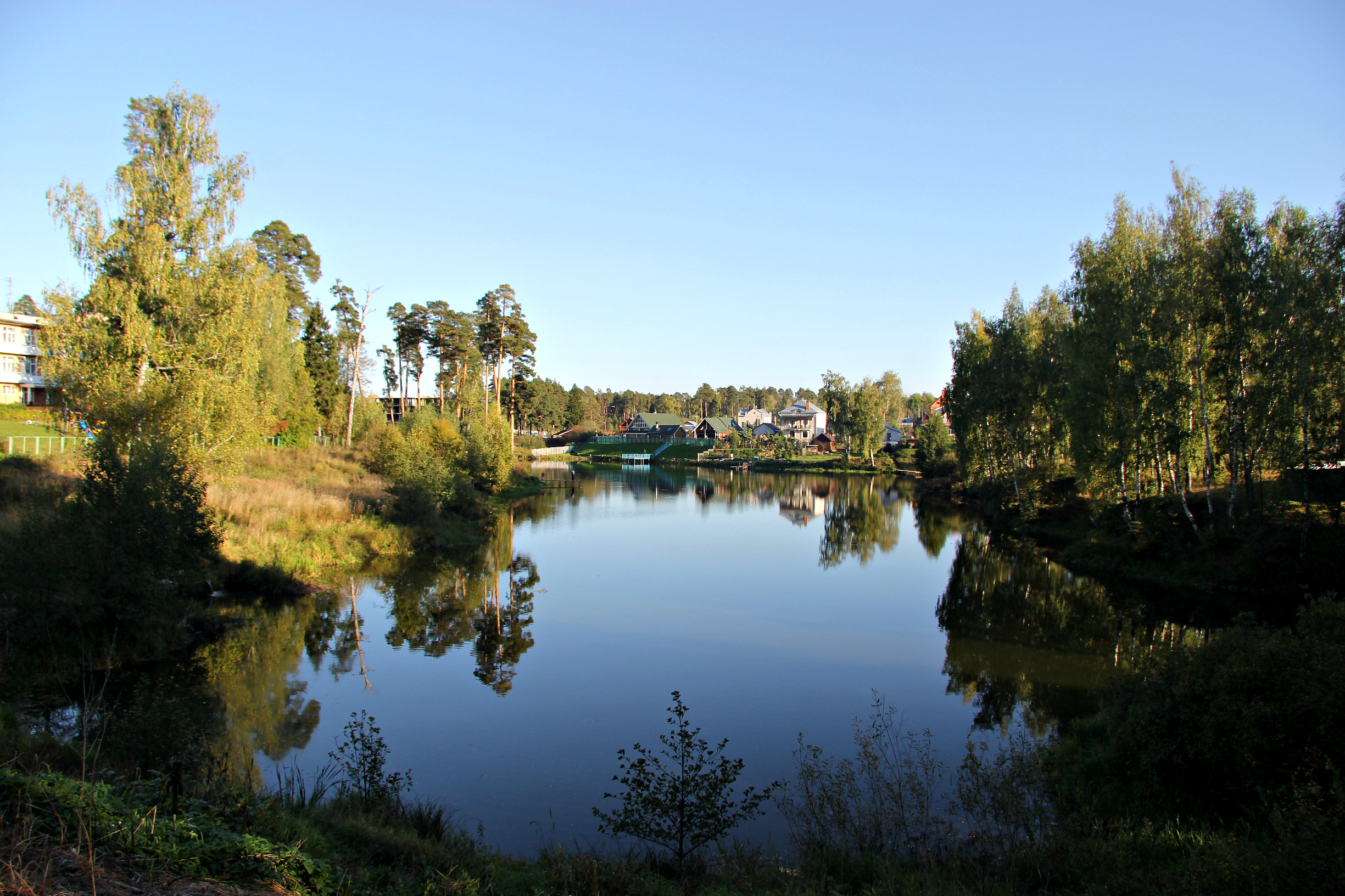 Файл:Водохранилище в городе Кохме, нижний пруд, вид с плотины, видны новые  дома деревни Пешково.jpg — Путеводитель Викигид Wikivoyage