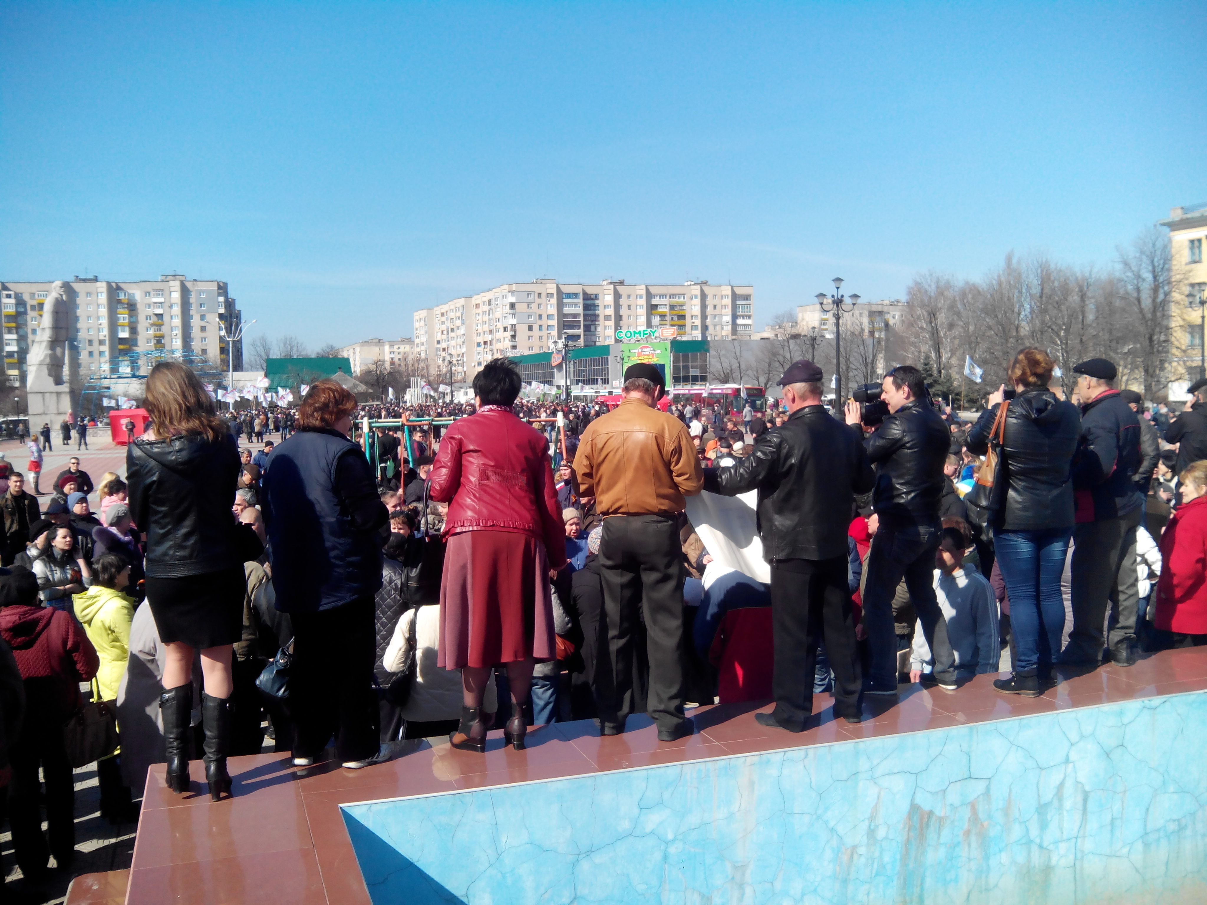 Лисичанск сегодня последние новости. Митинг Славянск 1 марта 2014. Лисичанск митинг АТОШНИКОВ. Новости город Лисичанске. Лисичанск новости.