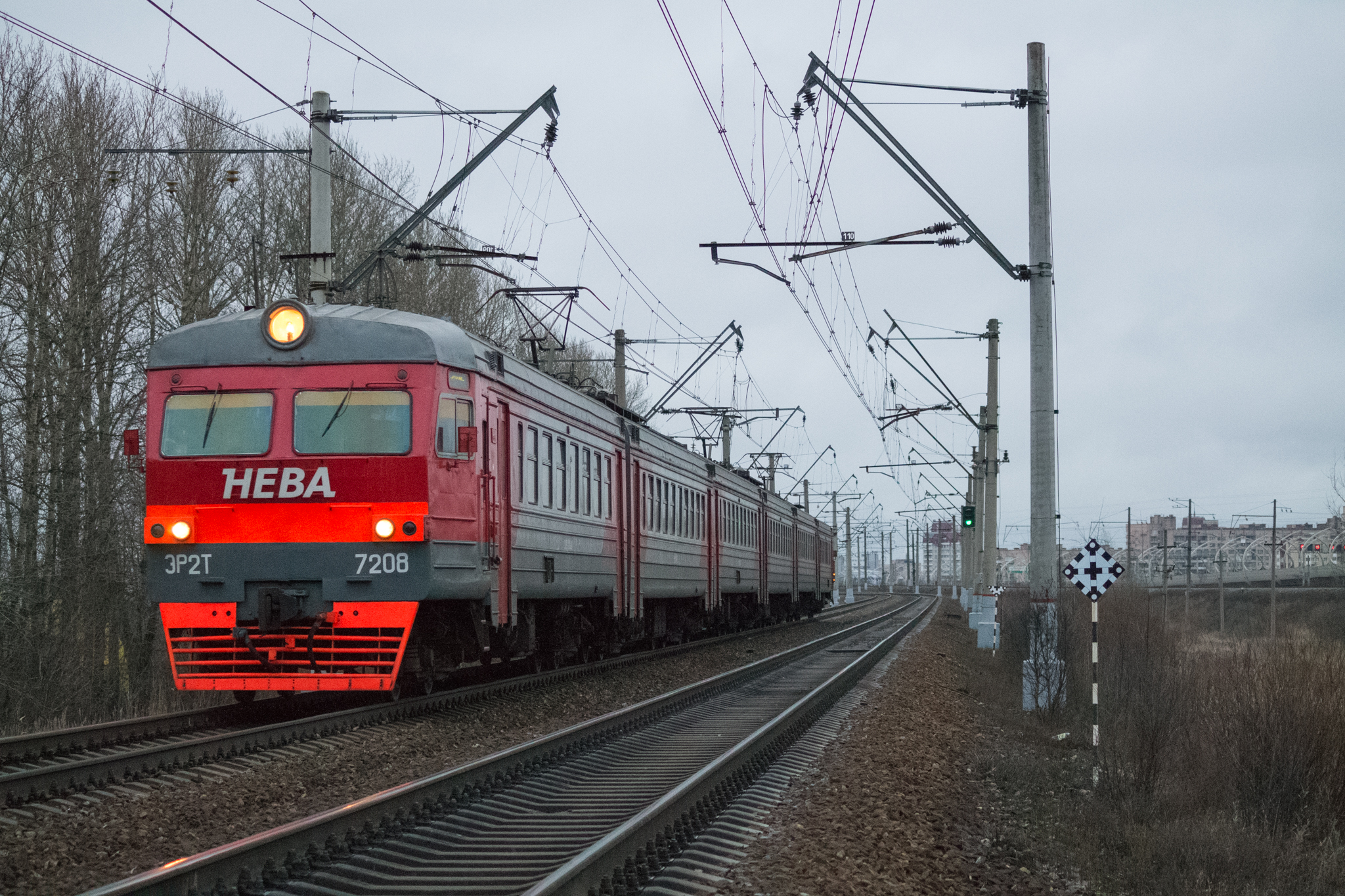 Электричка дачное спб. Эр2т-7208. Дачная электричка.