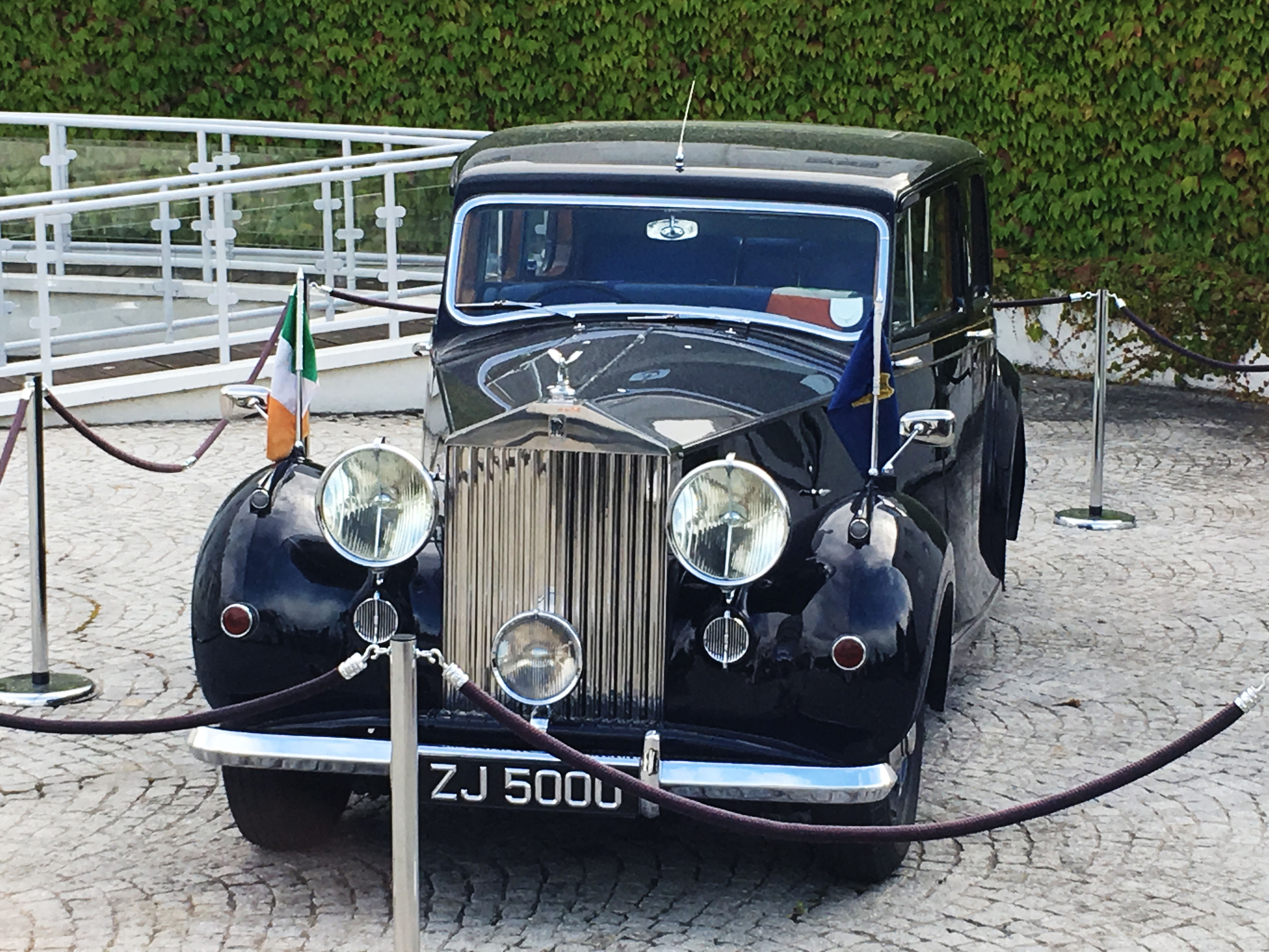 1947_Rolls-Royce_Silver_Wraith_landaulette_-_Irish_Presidential_Car.jpg