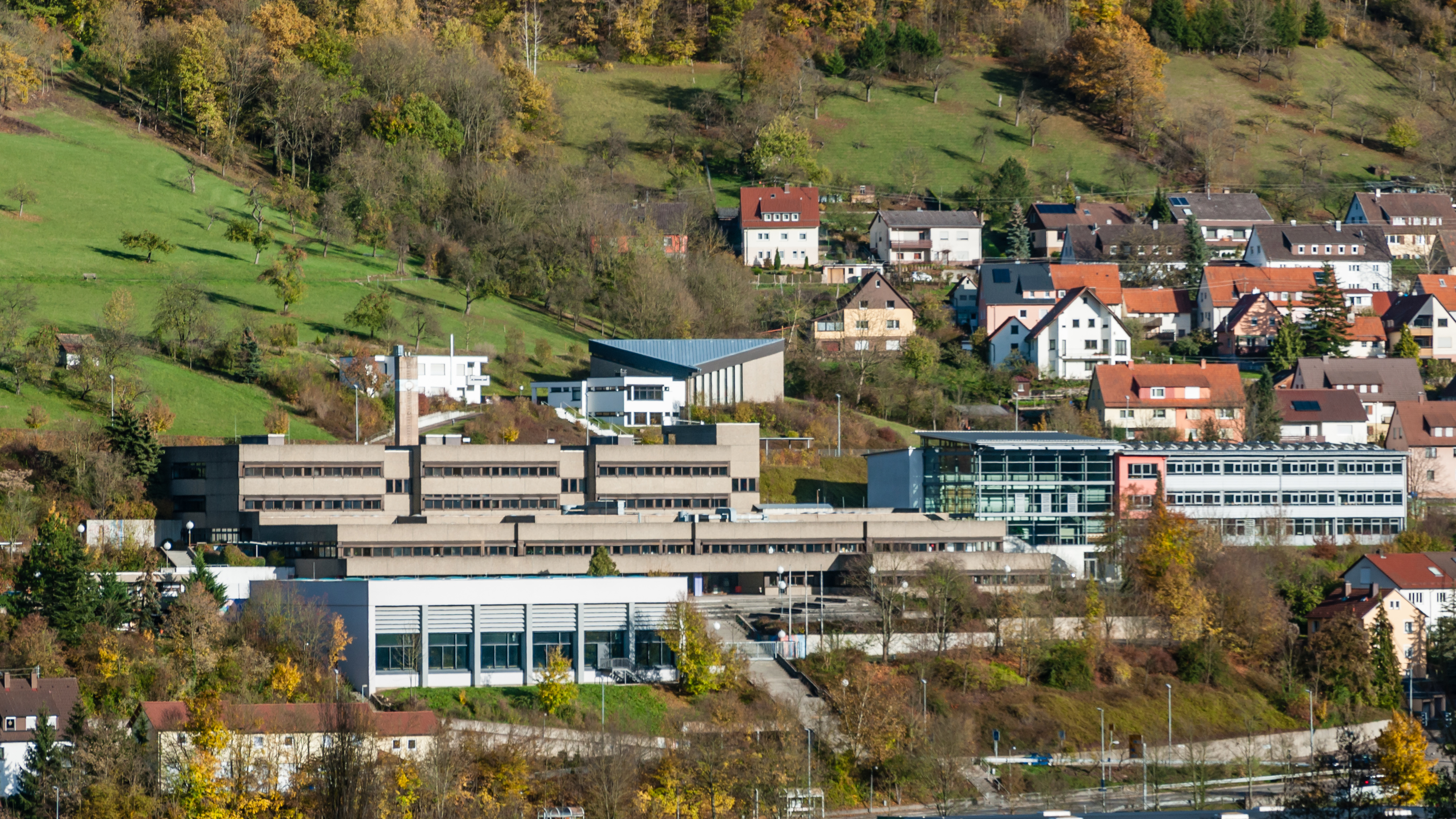 Ganerben-Gymnasium Künzelsau (November 2012). Links das Gebäude von 1975, darunter die sanierte Turn...