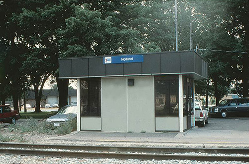 File:Amshack at Holland station, July 12, 1988.jpg