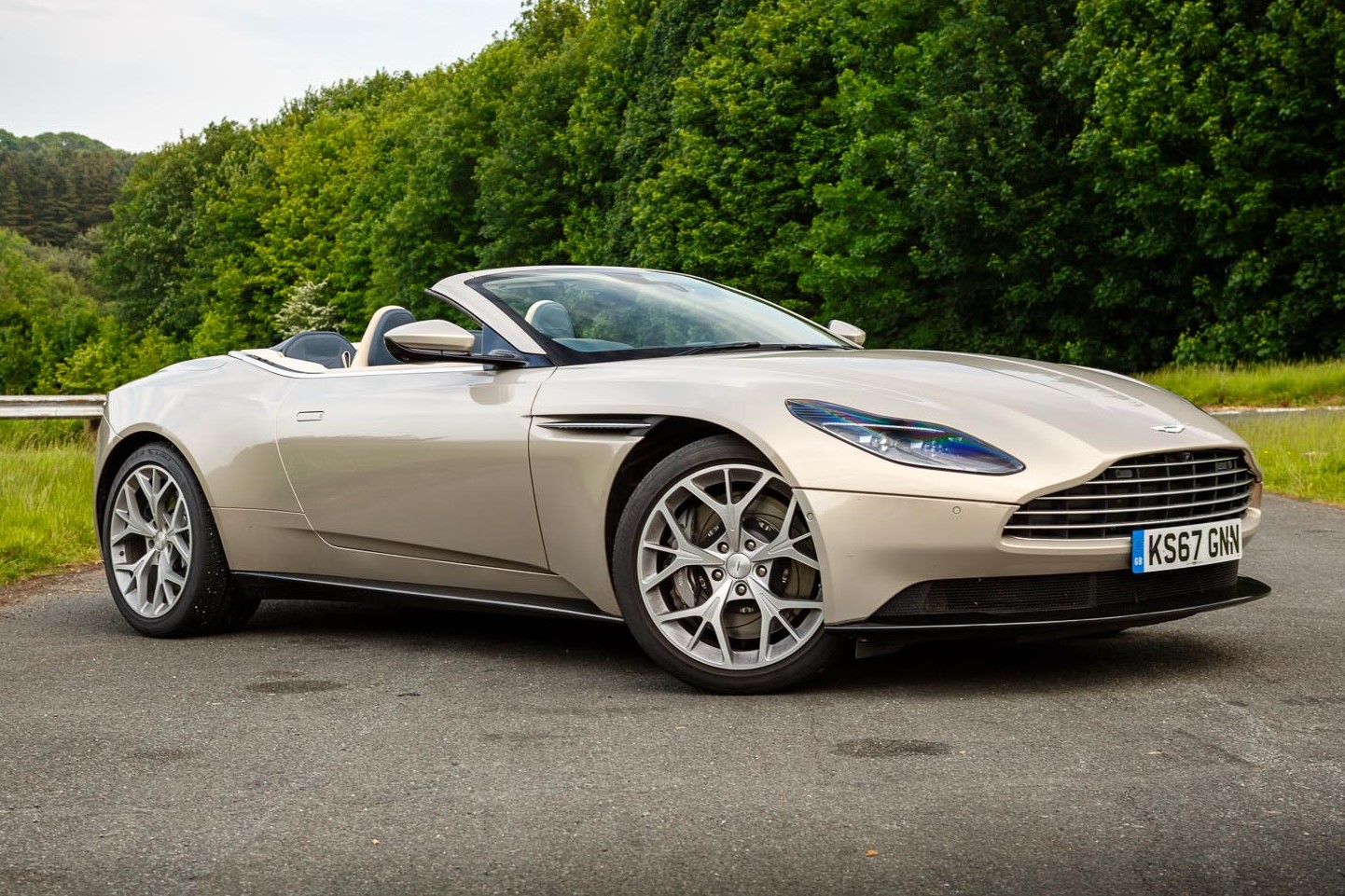 Aston Martin DB11 : Informations & Caractéristiques