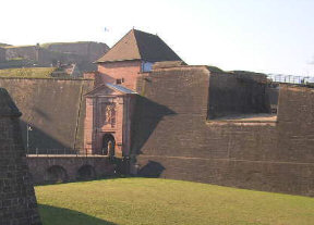 File:Belfort-90-fortifications Porte de Brisach.JPG