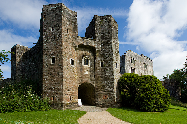 File:Berry Pomeroy Castle - the gatehouse - geograph.org.uk - 3540046.jpg