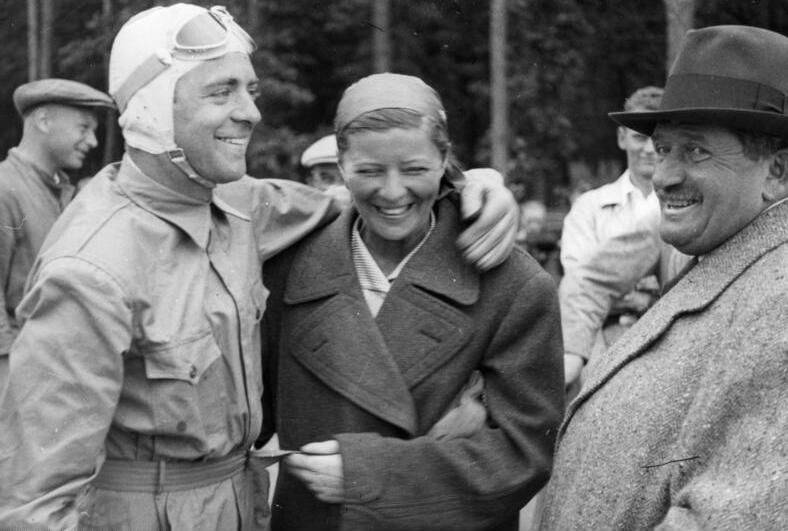 Elly Beinhorn (center) with [[Bernd Rosemeyer]] and [[Ferdinand Porsche]]