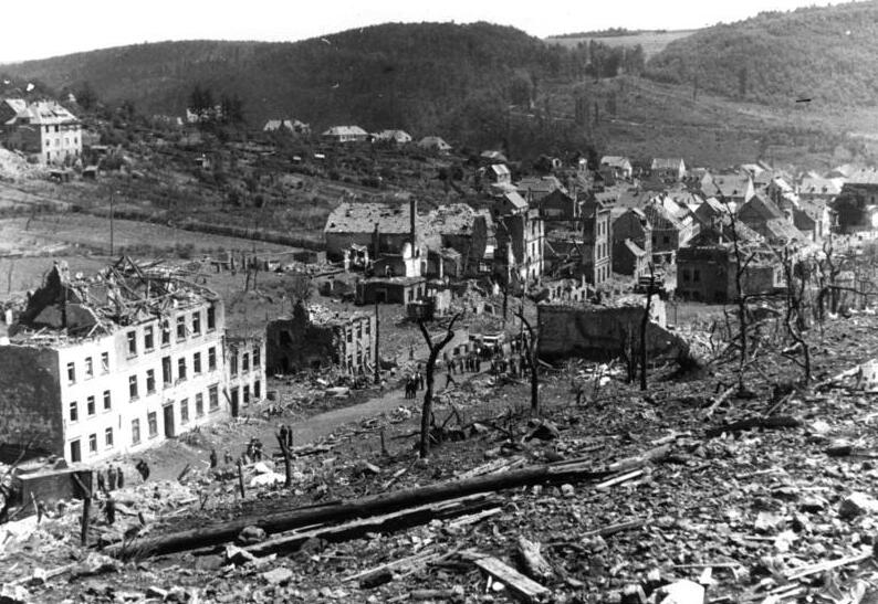 File:Bundesarchiv Bild 183-R78214, Prüm, Zerstörung nach Explosion.jpg