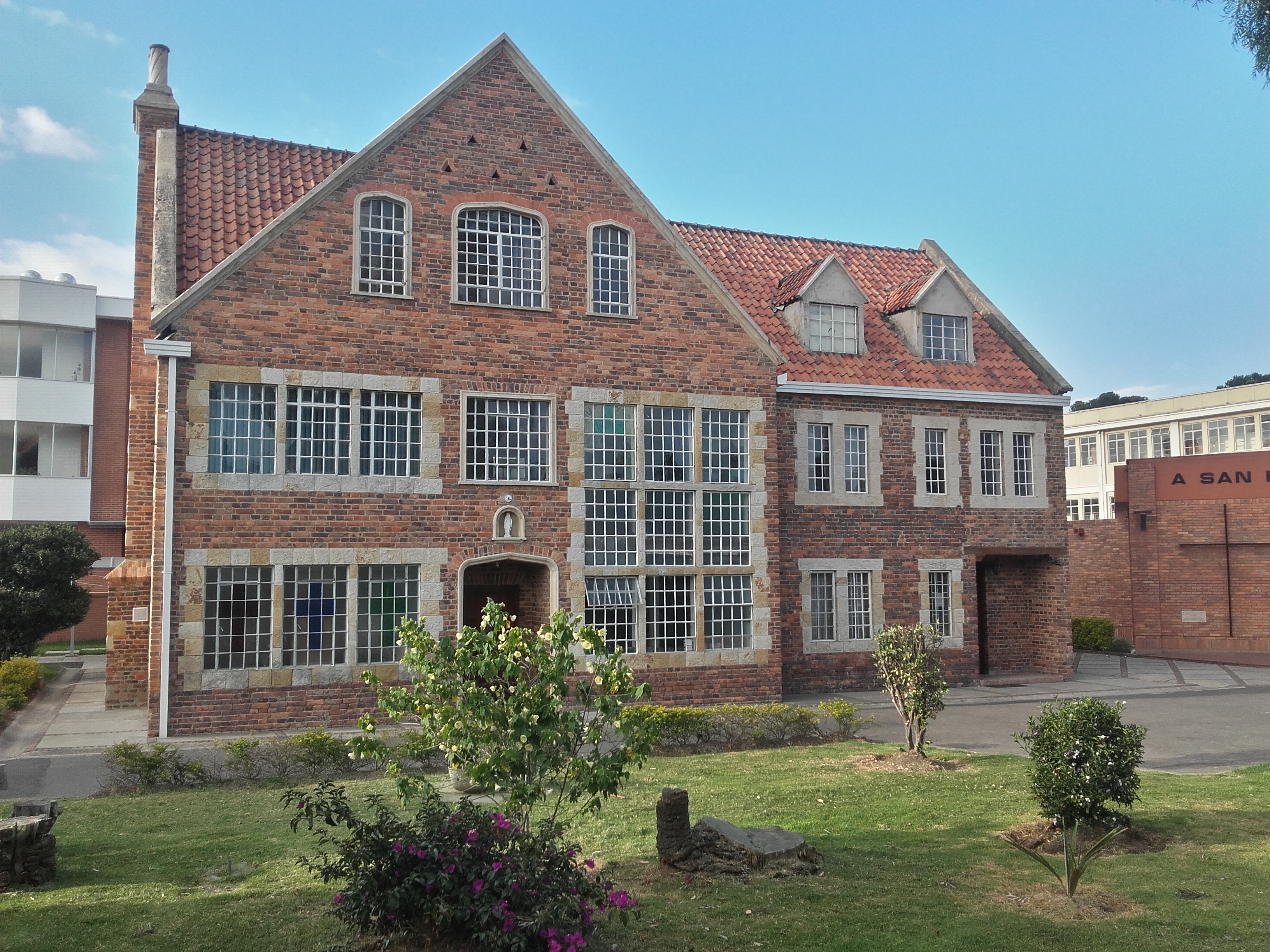 File:Casa Apostol Pablo de Jesucristo - Bogotá Usaquén.jpg - Wikimedia  Commons