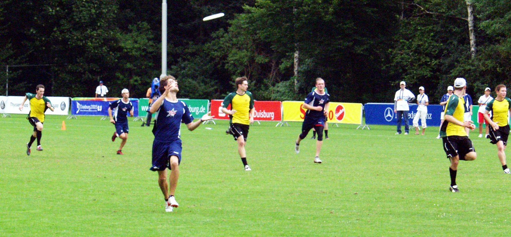 File:Flying Disc - Ultimate Frisbee - World Games 2005 (1).jpg - Wikimedia  Commons