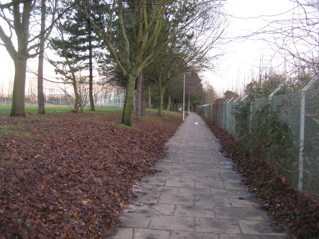 File:Footpath follows fence - geograph.org.uk - 660385.jpg