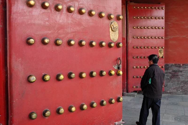 File:Forbidden City door (116063777).jpg