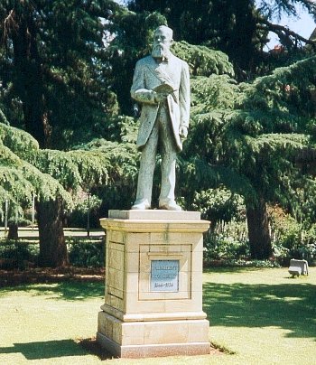 Francis Reitz statue in Bloemfontein.jpg