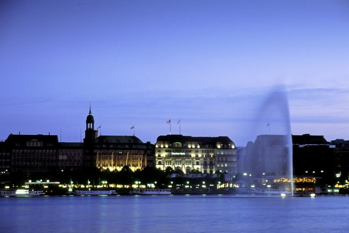 Fil:Hamburg-alster-dusk.jpg