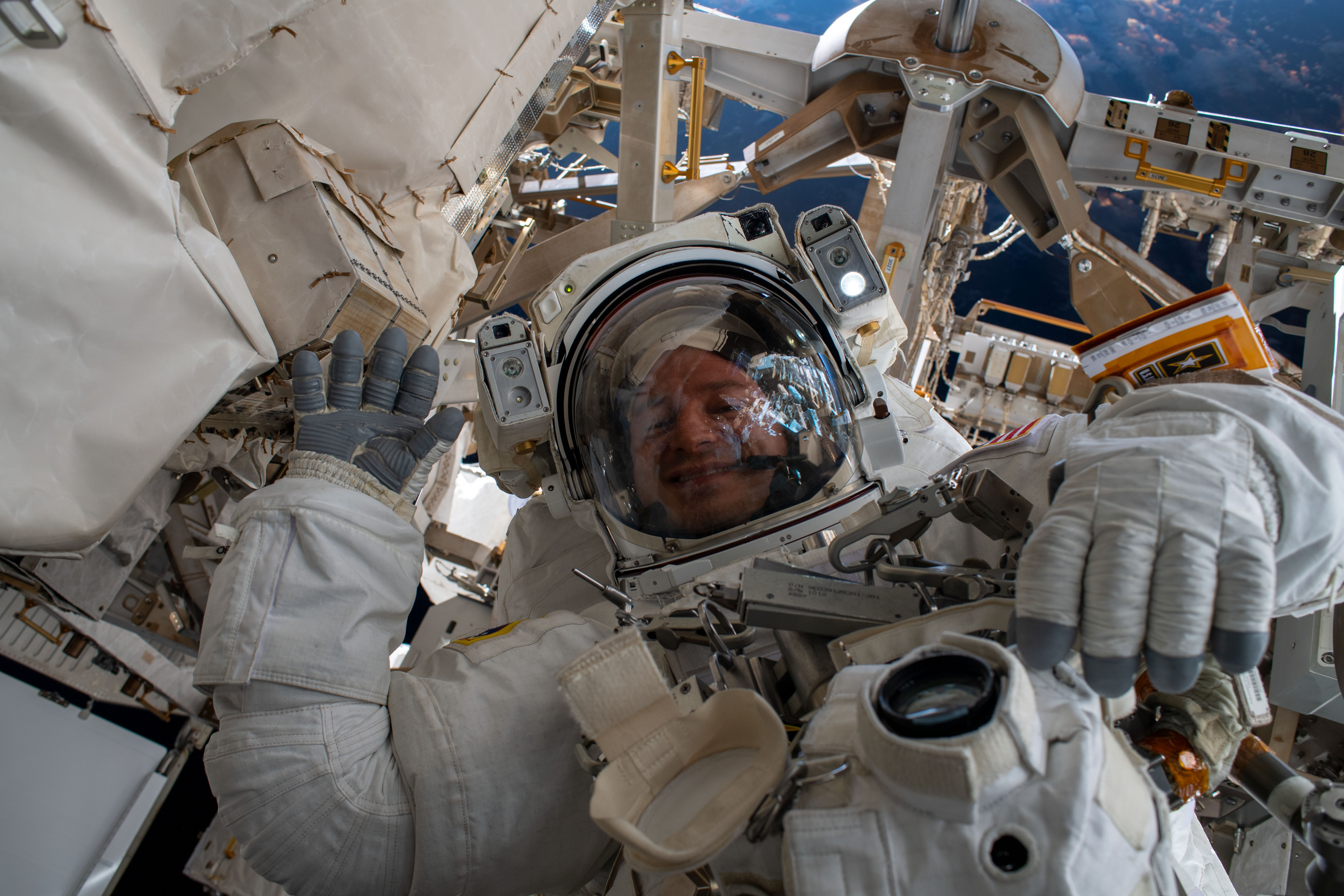 Космонавт в открытом космосе картинки. Орлан МКС 4. Скафандр Орлан МКС. ВКД на МКС. Скафандры НАСА на МКС.