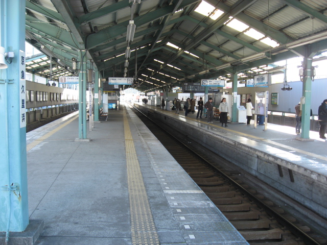 File:Keikyu Kurihama platforms.JPG
