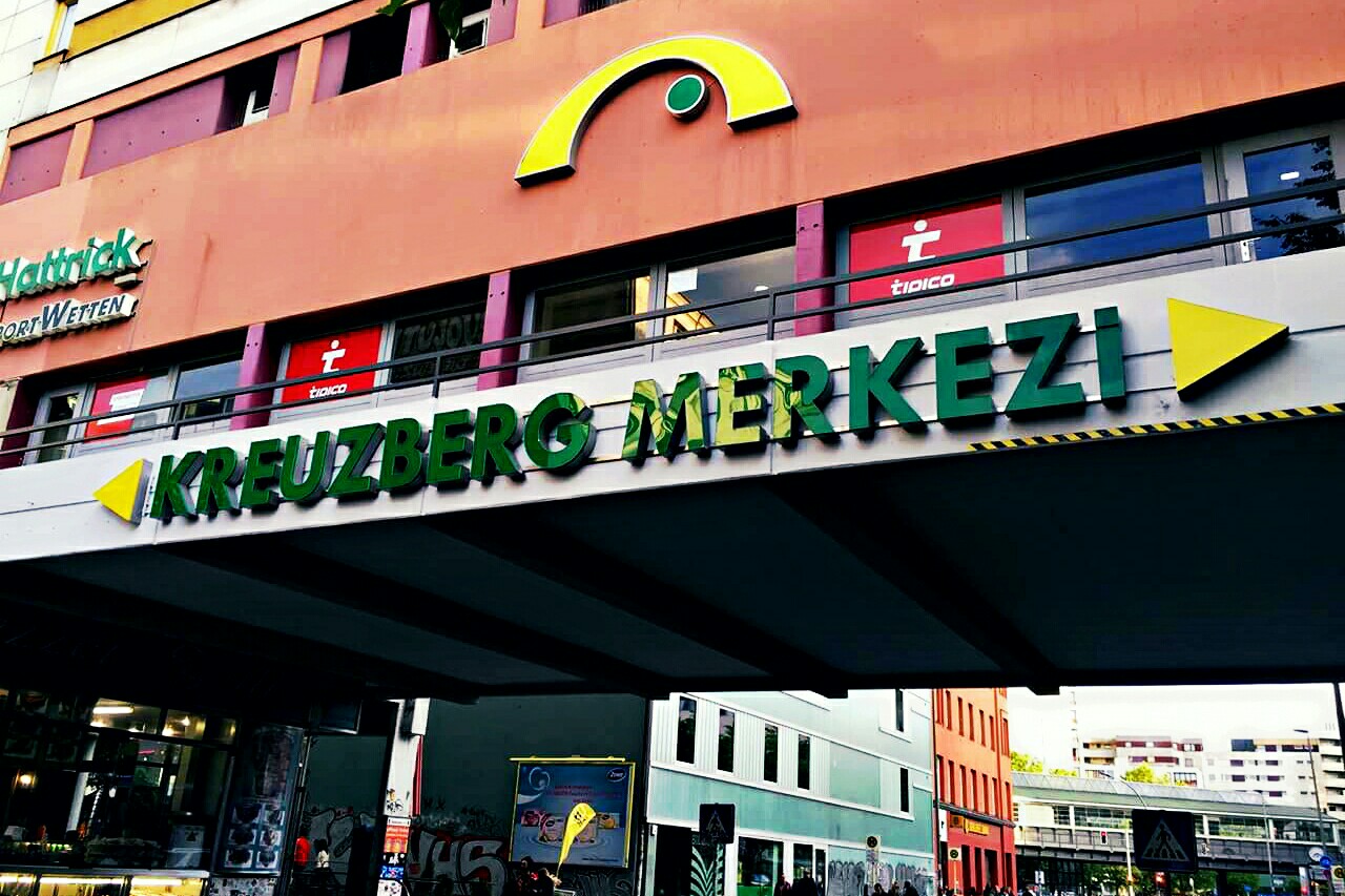 https://upload.wikimedia.org/wikipedia/commons/b/bf/Kreuzberg_Merkezi%2C_Berlin.jpg