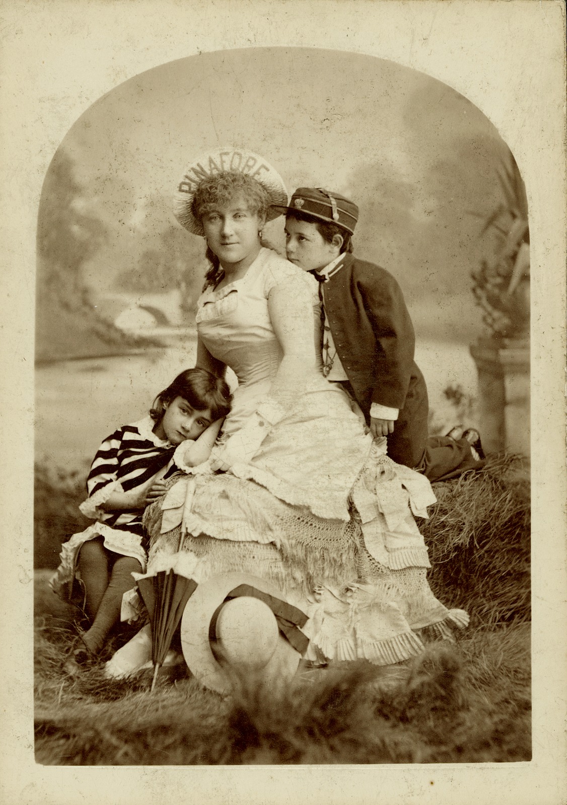 Moore in costume with child actors in [[H.M.S. Pinafore