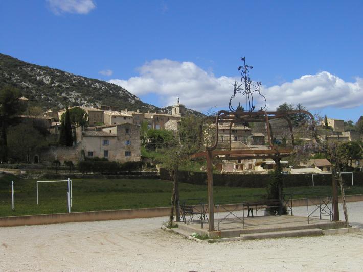 File:Maubec vieux village.jpg