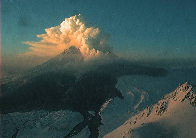 File:Mt Redoubt April 4 2009 at 811am Alaska time.jpg