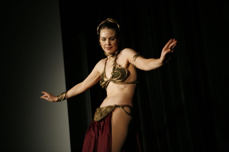 File:Slave Leia Belly Dancing (513830001).jpg