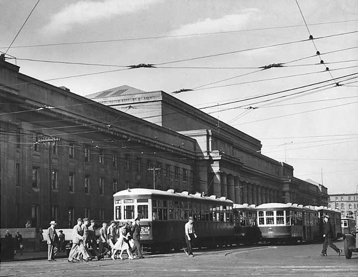 File:Street railway cars in front of Union Station.jpg