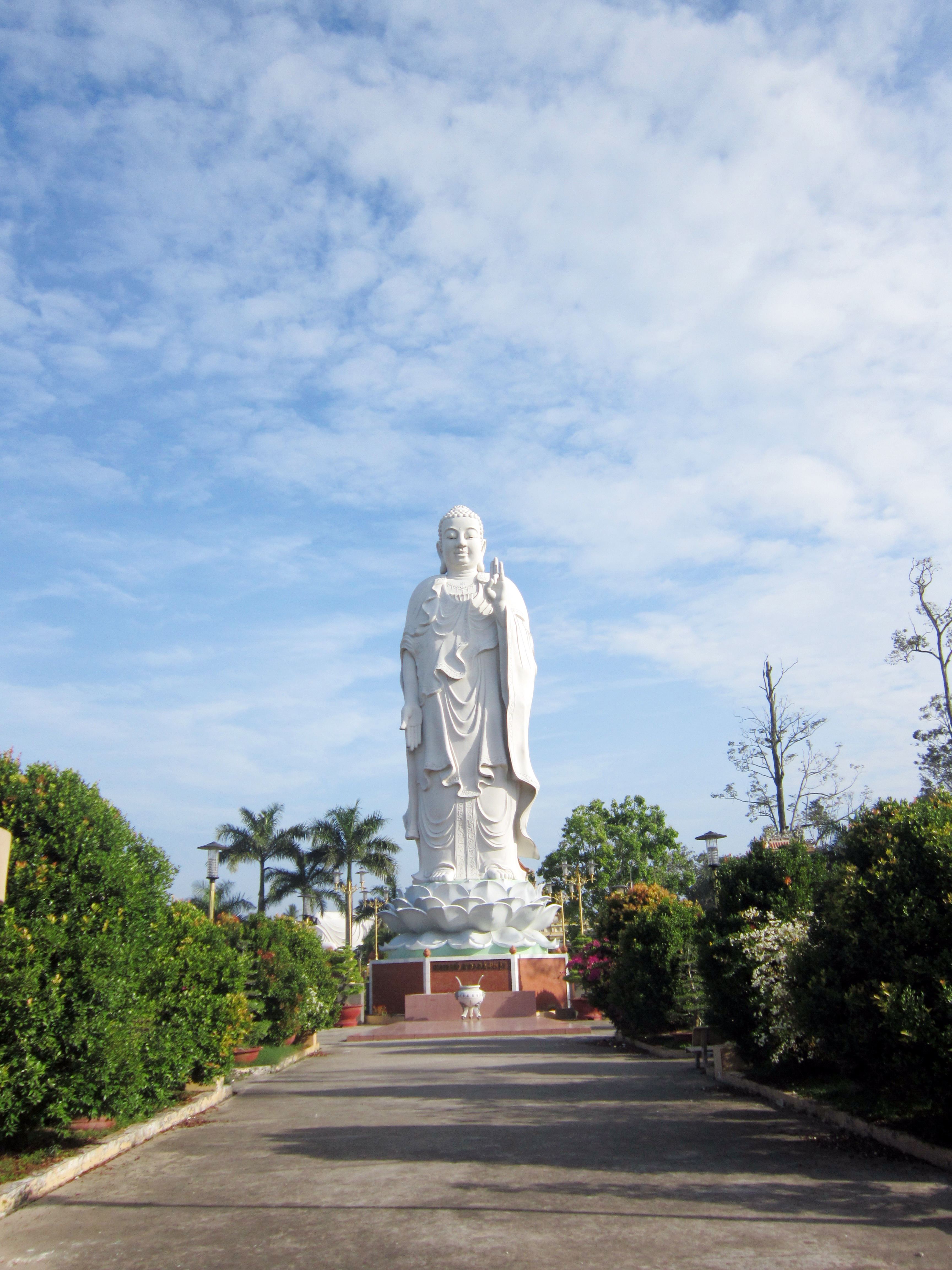 Tượng Phật A Di Đà đem đến cho chúng ta sự bình an và trở thành điểm tựa trong cuộc sống. Hãy cùng ngắm nhìn những tượng Phật này để có thêm niềm tin và hi vọng trong cuộc sống.