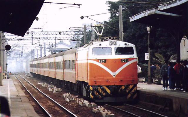 File:TRA E221 with Chu-kuang Express 20070214.jpg